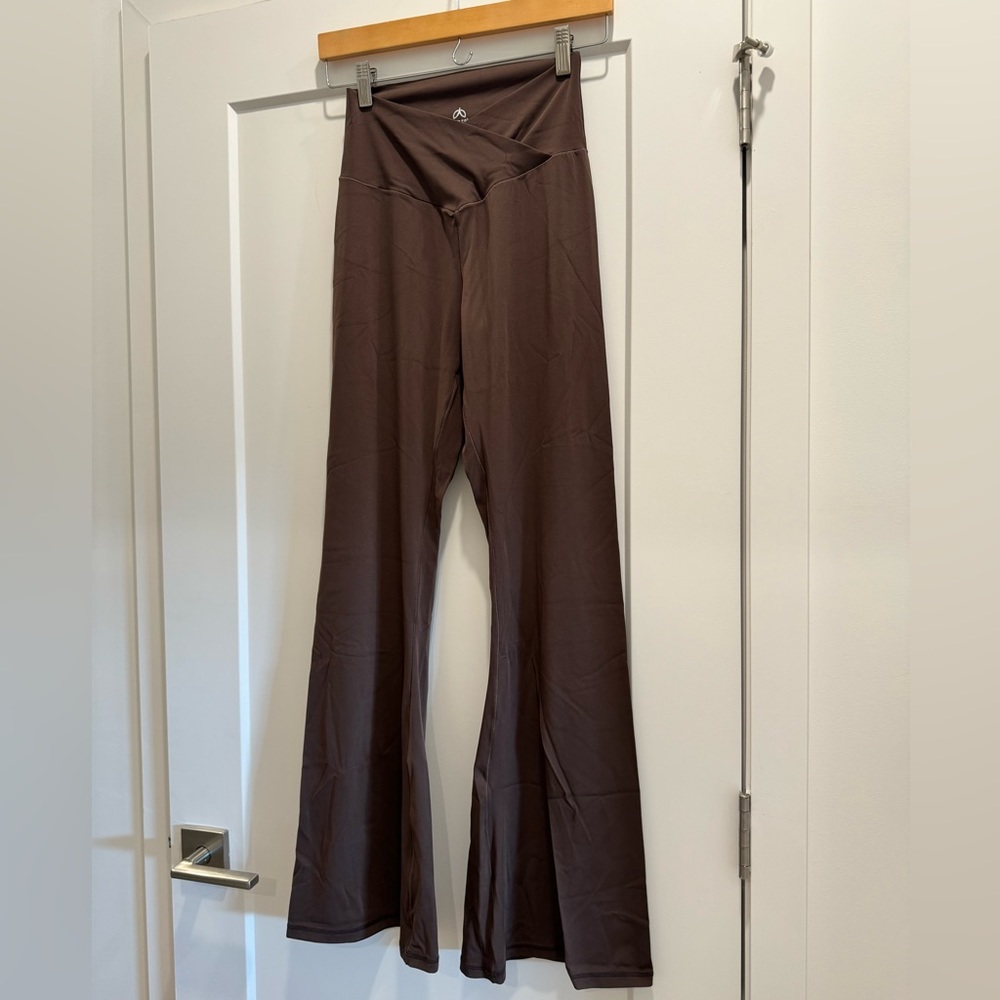 PRICE DROP⬇️ NWOT | Brown Crossover Flare Leggings | Size M - Picture 2 of 5